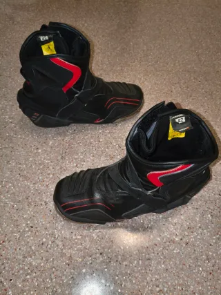 Botas de Moto Deportivas Negras y Rojas talla 42
