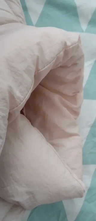 Abrigo acolchado rosa Zara para niña.