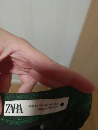 Falda verde plisada brillante