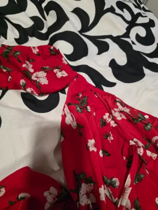 Mono corto floral rojo