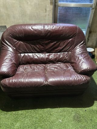 Sofá de piel marrón