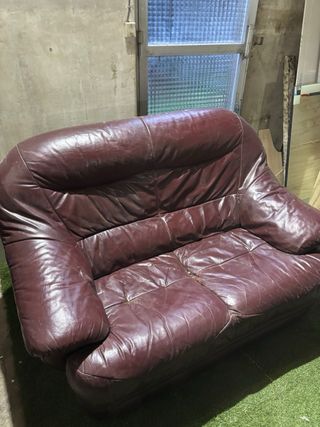 Sofá de piel marrón