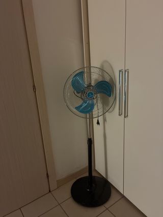 Ventilador de pie azul y negro