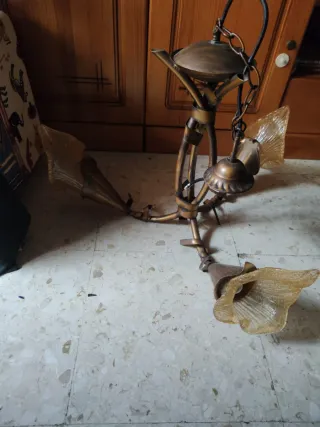 Lámpara de forja dorada con tulipas de cristal