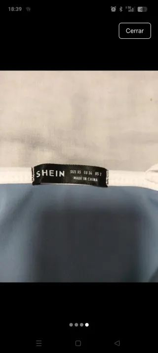 Top azul con ribete blanco