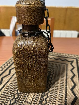 Botella decorativa con cadena