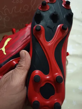 Botas de fútbol Puma niño rojas y amarillas