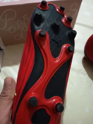 Botas de fútbol Puma niño rojas y amarillas