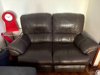 Sofá de dos plazas de piel con reposapiés