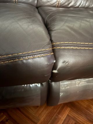 Sofá de dos plazas de piel con reposapiés