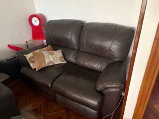 Sofá de dos plazas de piel con reposapiés