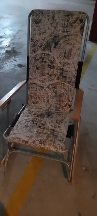 Mecedora con cojín estampado floral