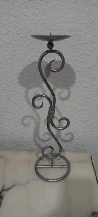 Portavelas de metal plateado