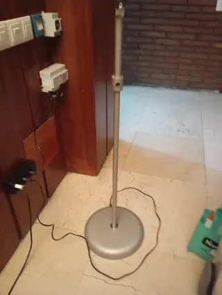 Lámpara de pie metal y madera