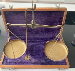 Balanza de precisión vintage con pesas