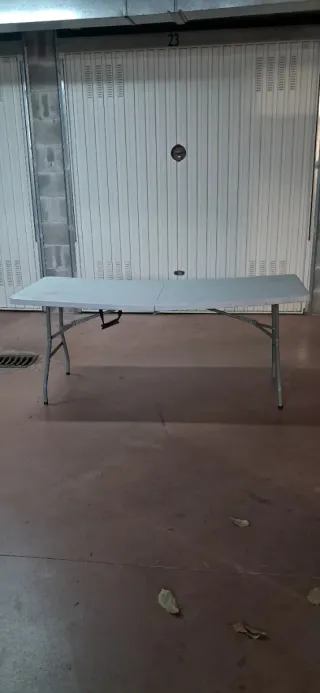 Mesa plegable de resina blanca