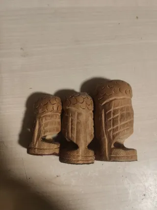 Gruppi di gufi in legno intagliato (3 unità)