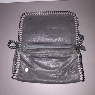 Borsa a spalla argentata con catena