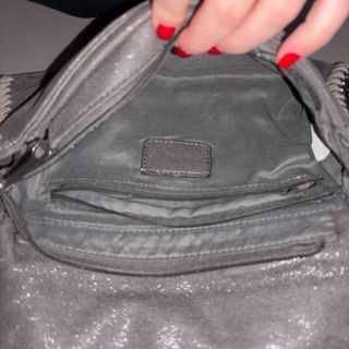 Borsa a spalla argentata con catena