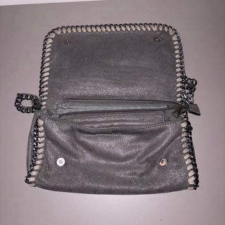 Borsa a spalla argentata con catena