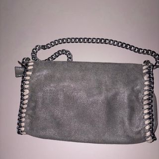 Borsa a spalla argentata con catena