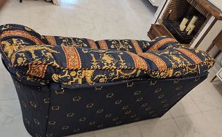 Sofá de 2 plazas tapizado resistente