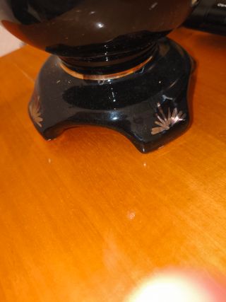 Jarrón negro con detalles dorados