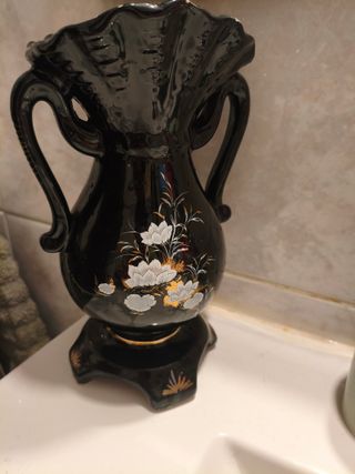 Jarrón negro con detalles dorados