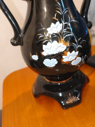 Jarrón negro con detalles dorados