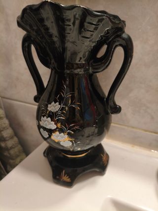Jarrón negro con detalles dorados