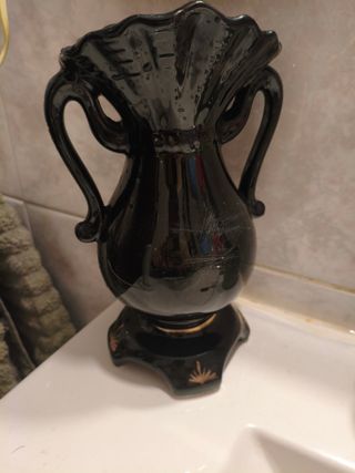 Jarrón negro con detalles dorados