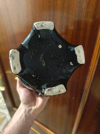 Jarrón negro con detalles dorados