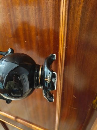 Jarrón negro con detalles dorados