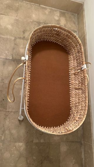 Moisés de ratán con ruedas