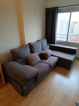 Sofá chaise longue tela gris mas dos puff