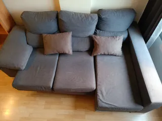 Sofá chaise longue tela gris mas dos puff