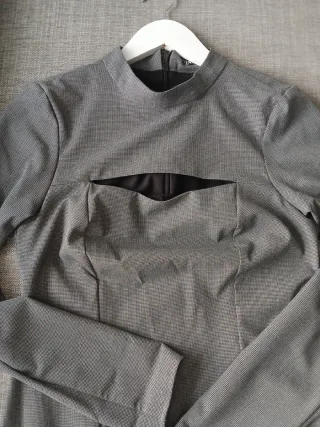 Vestido Zara gris con abertura en el escote