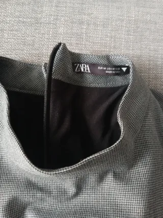 Vestido Zara gris con abertura en el escote