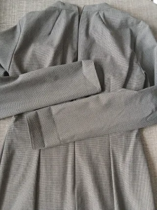 Vestido Zara gris con abertura en el escote