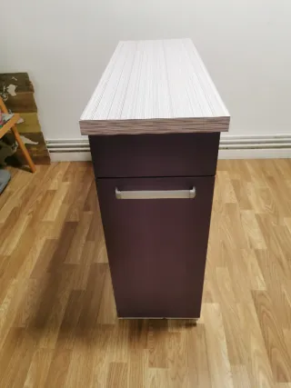 Cajonera morada y blanca