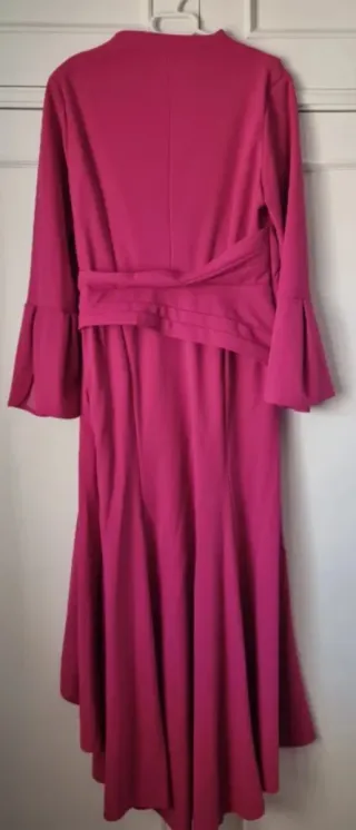 Vestido para eventos rosa magenta.
