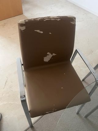 Sillas apilables de cuero y metal