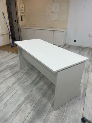 Mesa de escritorio blanca moderna