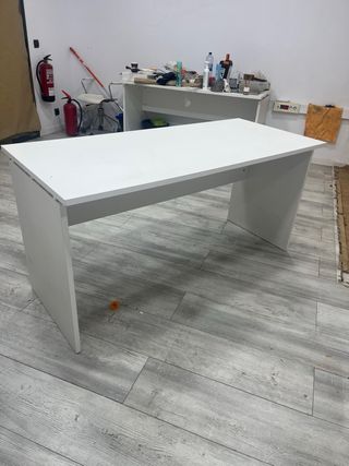 Mesa de escritorio blanca moderna