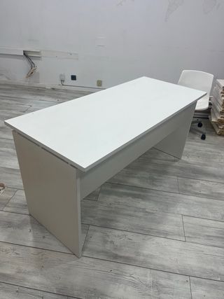 Mesa de escritorio blanca moderna