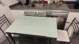 Mesa de cocina con 4 sillas