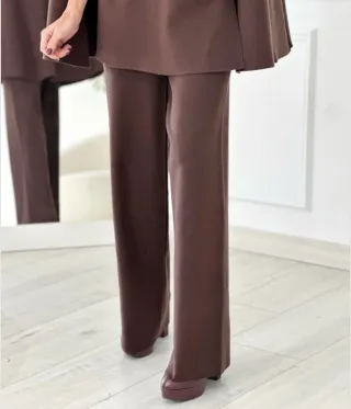 Conjunto punto capa y pantalón marrón