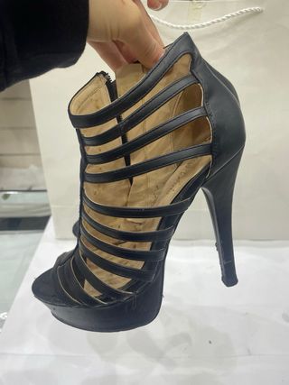 Stivaletti donna neri traforati