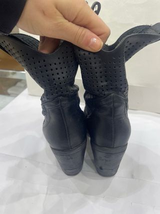 Stivaletti donna neri traforati