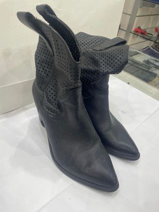 Stivaletti donna neri traforati